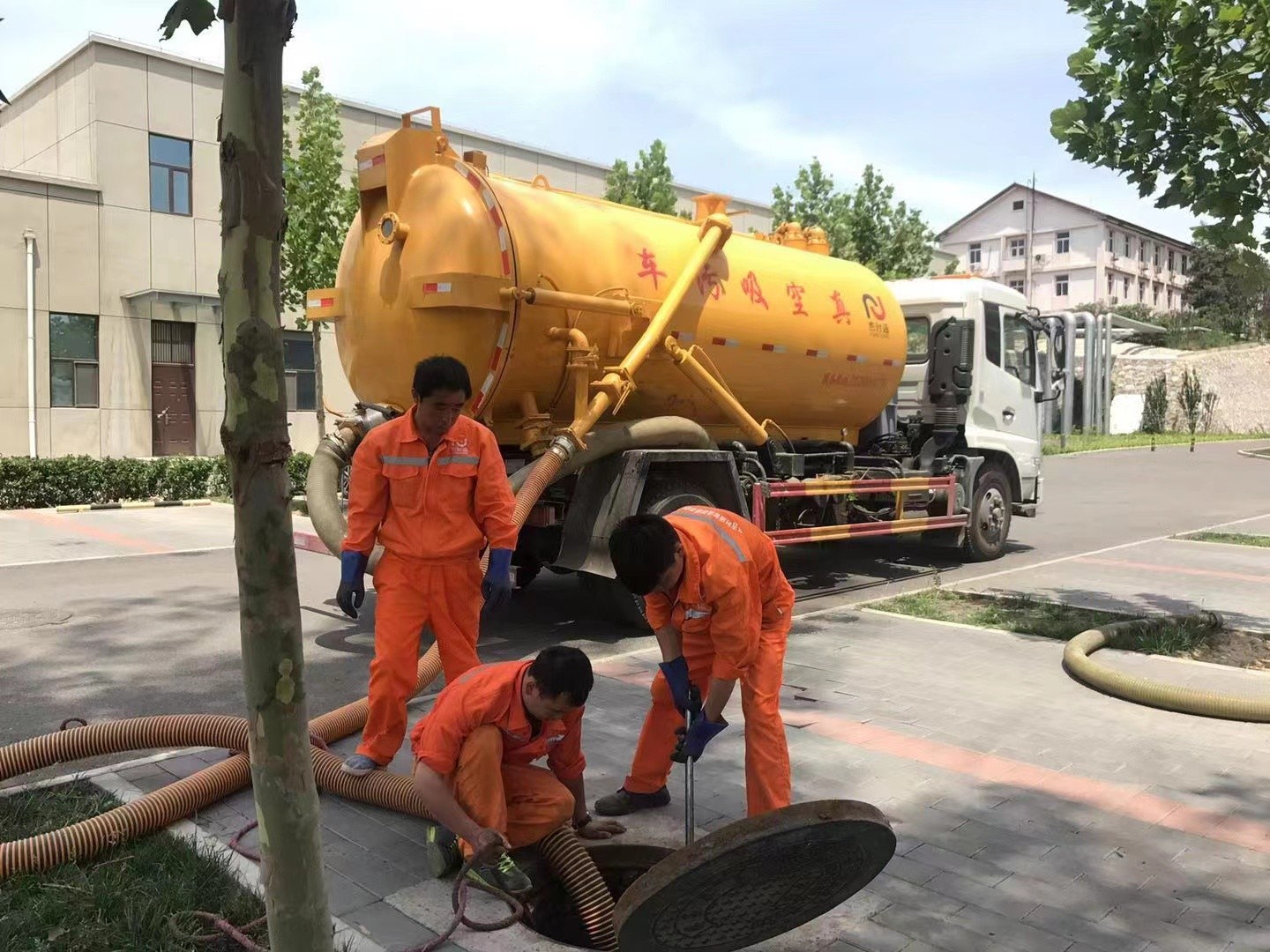 永安管道疏通车停在窨井附近