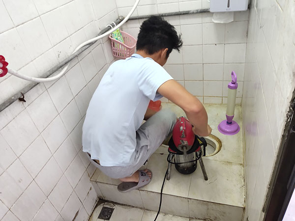 永安管道堵塞冒臭气 专业师傅现场解决问题