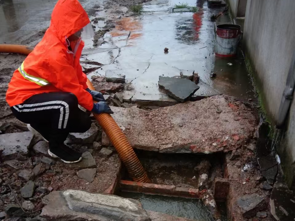 永安专业清理污水池 炜誉市政以规范流程守护城市 “肠道”