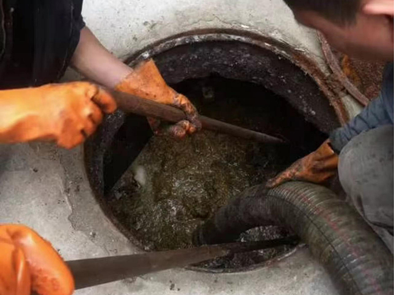 永安清理化粪池时如何避免沼气的危害？